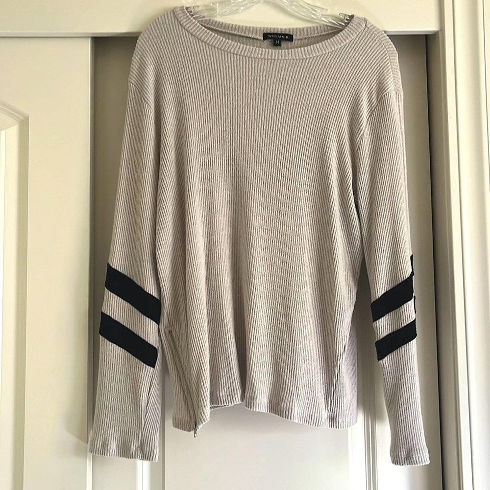 Comfy light sweater with fun details. Light cream/grey color